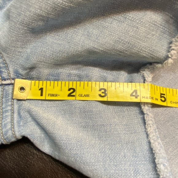 Seven7 Weekend Short High-Rise Jean Shorts with Mild Distressing Size 4 - Picture 10 of 13